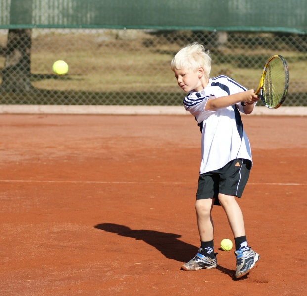 1466593-ung-pojke-spelar-tennis